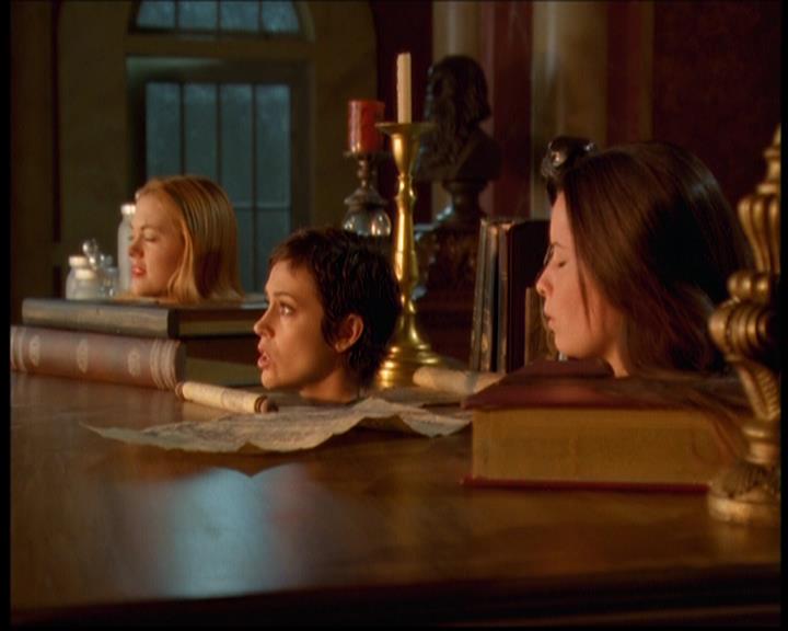 Charmed-Online-dot-614TheLegendOftheSleepyHalliwell2077.jpg