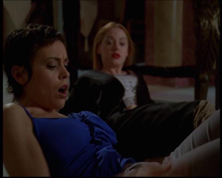 Charmed-Online-dot-614TheLegendOftheSleepyHalliwell2089.jpg