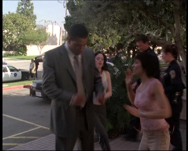 Charmed-Online-dot-net_622ItsABadBadBadBadWorldPart1-0660.jpg