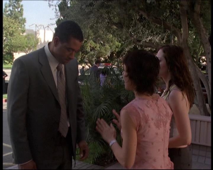Charmed-Online-dot-net_622ItsABadBadBadBadWorldPart1-0687.jpg