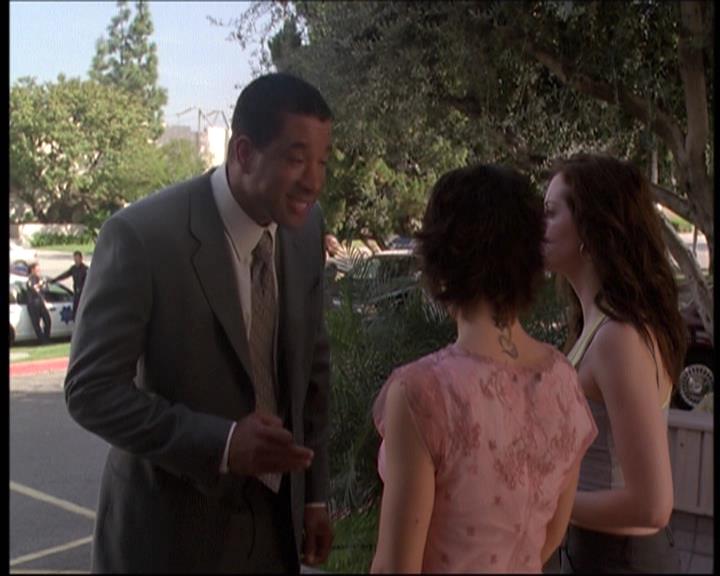 Charmed-Online-dot-net_622ItsABadBadBadBadWorldPart1-0702.jpg