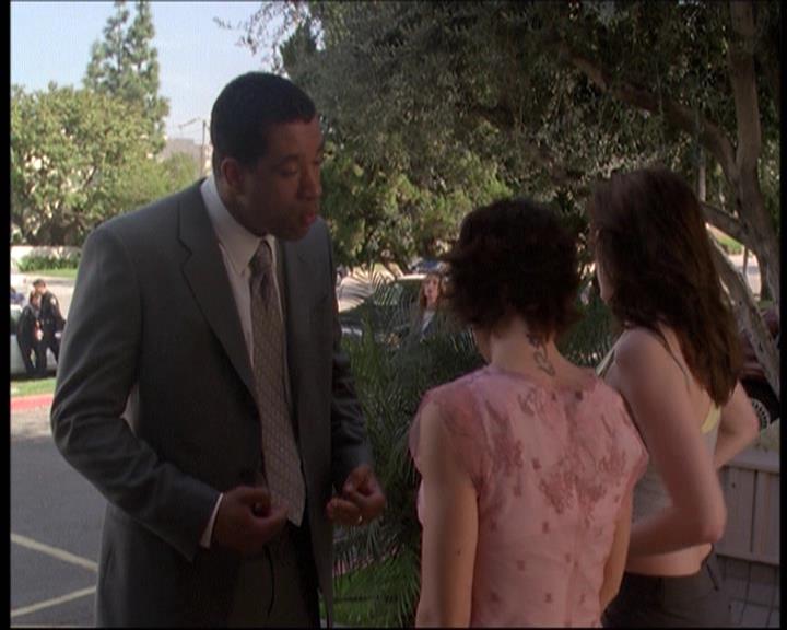 Charmed-Online-dot-net_622ItsABadBadBadBadWorldPart1-0704.jpg