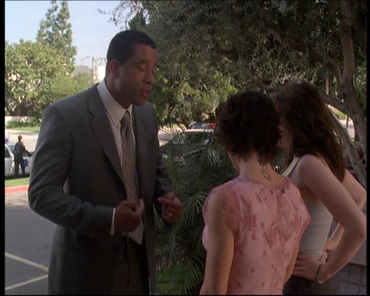 Charmed-Online-dot-net_622ItsABadBadBadBadWorldPart1-0705.jpg