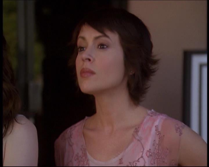 Charmed-Online-dot-net_622ItsABadBadBadBadWorldPart1-0706.jpg