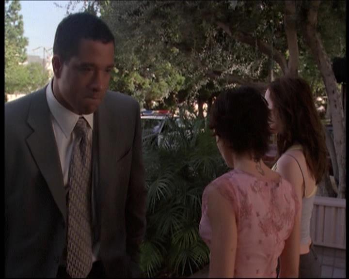 Charmed-Online-dot-net_622ItsABadBadBadBadWorldPart1-0720.jpg