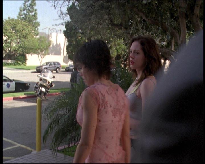 Charmed-Online-dot-net_622ItsABadBadBadBadWorldPart1-0721.jpg