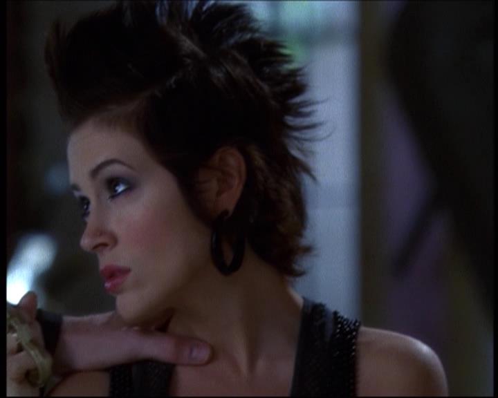 Charmed-Online-dot-net_622ItsABadBadBadBadWorldPart1-0885.jpg
