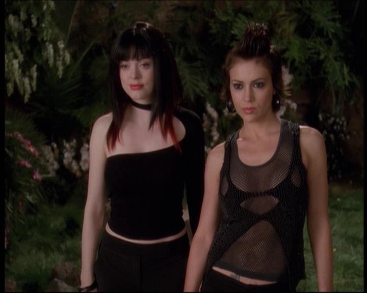 Charmed-Online-dot-net_622ItsABadBadBadBadWorldPart1-1955.jpg