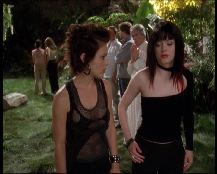 Charmed-Online-dot-net_622ItsABadBadBadBadWorldPart1-1983.jpg