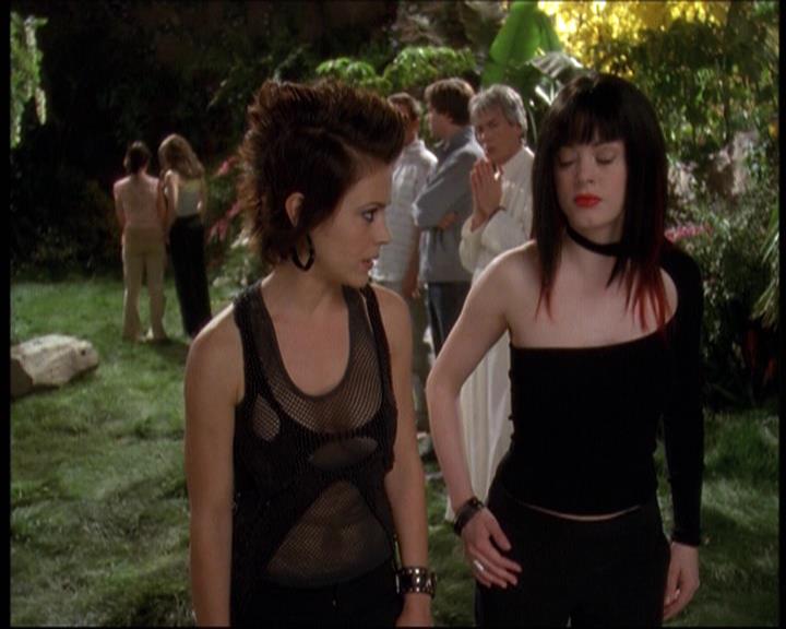 Charmed-Online-dot-net_622ItsABadBadBadBadWorldPart1-1984.jpg