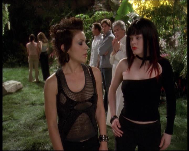 Charmed-Online-dot-net_622ItsABadBadBadBadWorldPart1-1985.jpg
