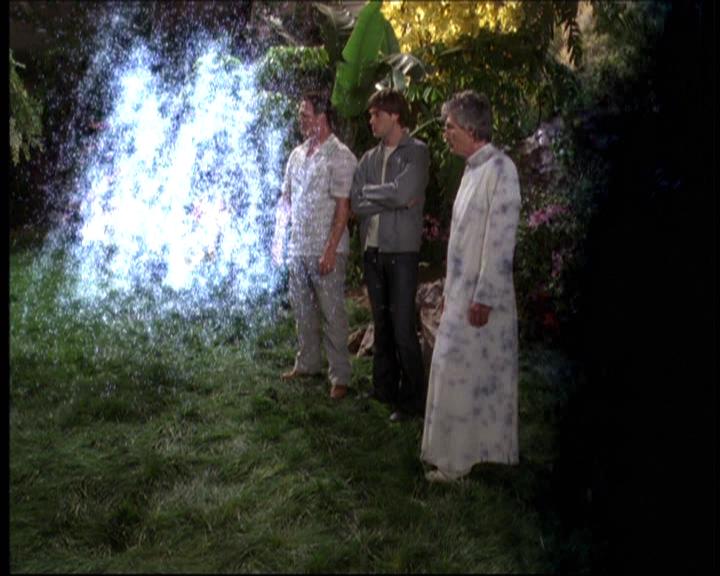 Charmed-Online-dot-net_622ItsABadBadBadBadWorldPart1-1995.jpg
