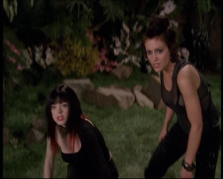 Charmed-Online-dot-net_622ItsABadBadBadBadWorldPart1-2000.jpg