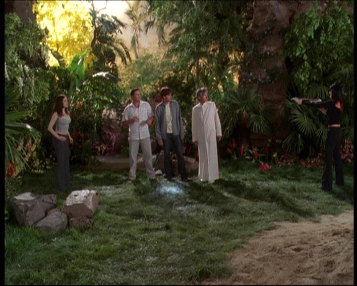 Charmed-Online-dot-net_622ItsABadBadBadBadWorldPart1-2011.jpg