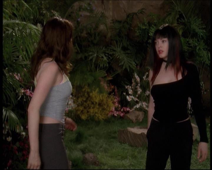 Charmed-Online-dot-net_622ItsABadBadBadBadWorldPart1-2122.jpg