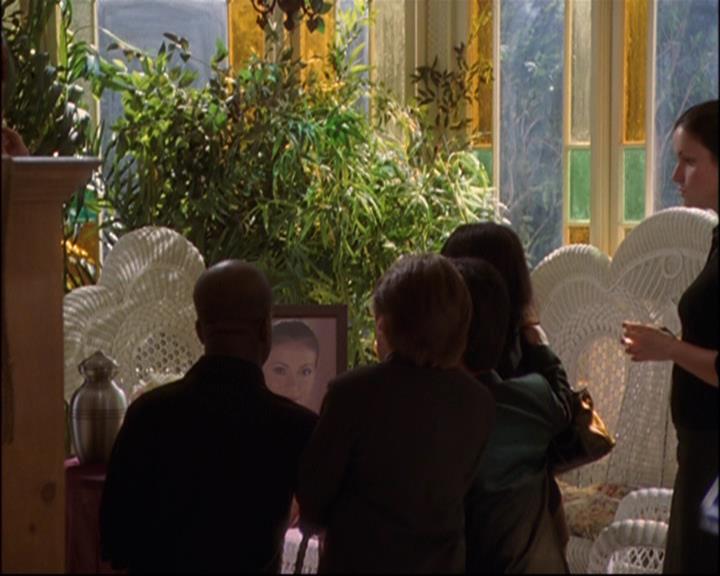 Charmed-Online_dot_net-8x01StillCharmedAndKicking0058.jpg Charmed-Online_dot_net-8x01StillCharmedAndKicking0058.jpg