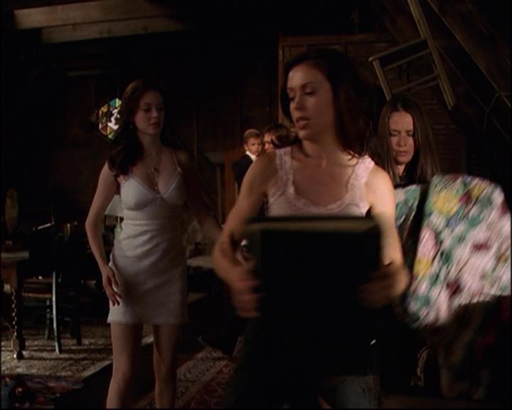 Charmed-Online_dot_net-8x01StillCharmedAndKicking0621.jpg Charmed-Online_dot_net-8x01StillCharmedAndKicking0621.jpg