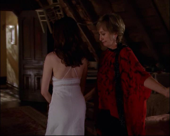 Charmed-Online_dot_net-8x01StillCharmedAndKicking1069.jpg