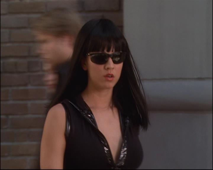 Charmed-Online_dot_net-8x01StillCharmedAndKicking1160.jpg