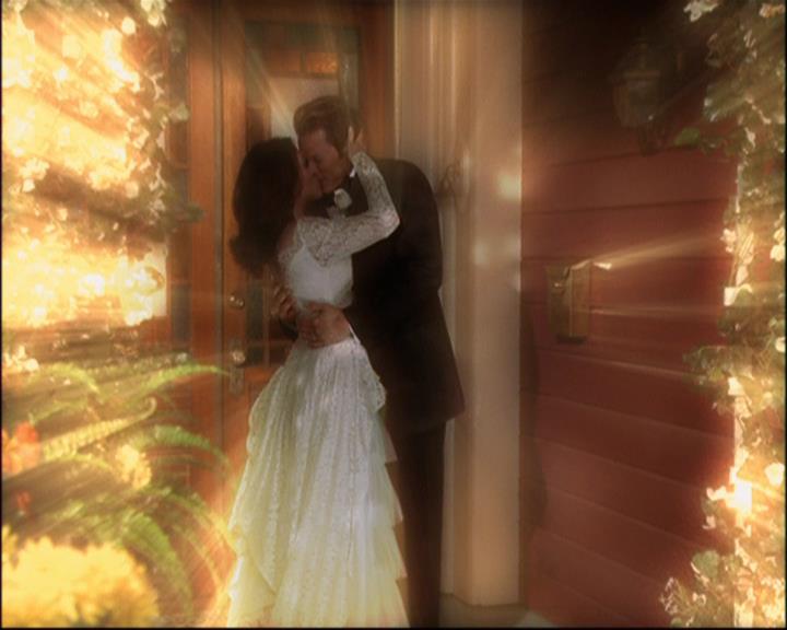 Charmed-Online_dot_net-8x01StillCharmedAndKicking1944.jpg Charmed-Online_dot_net-8x01StillCharmedAndKicking1944.jpg