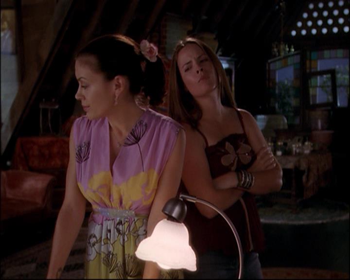 Charmed-Online_dot_net-8x01StillCharmedAndKicking2204.jpg