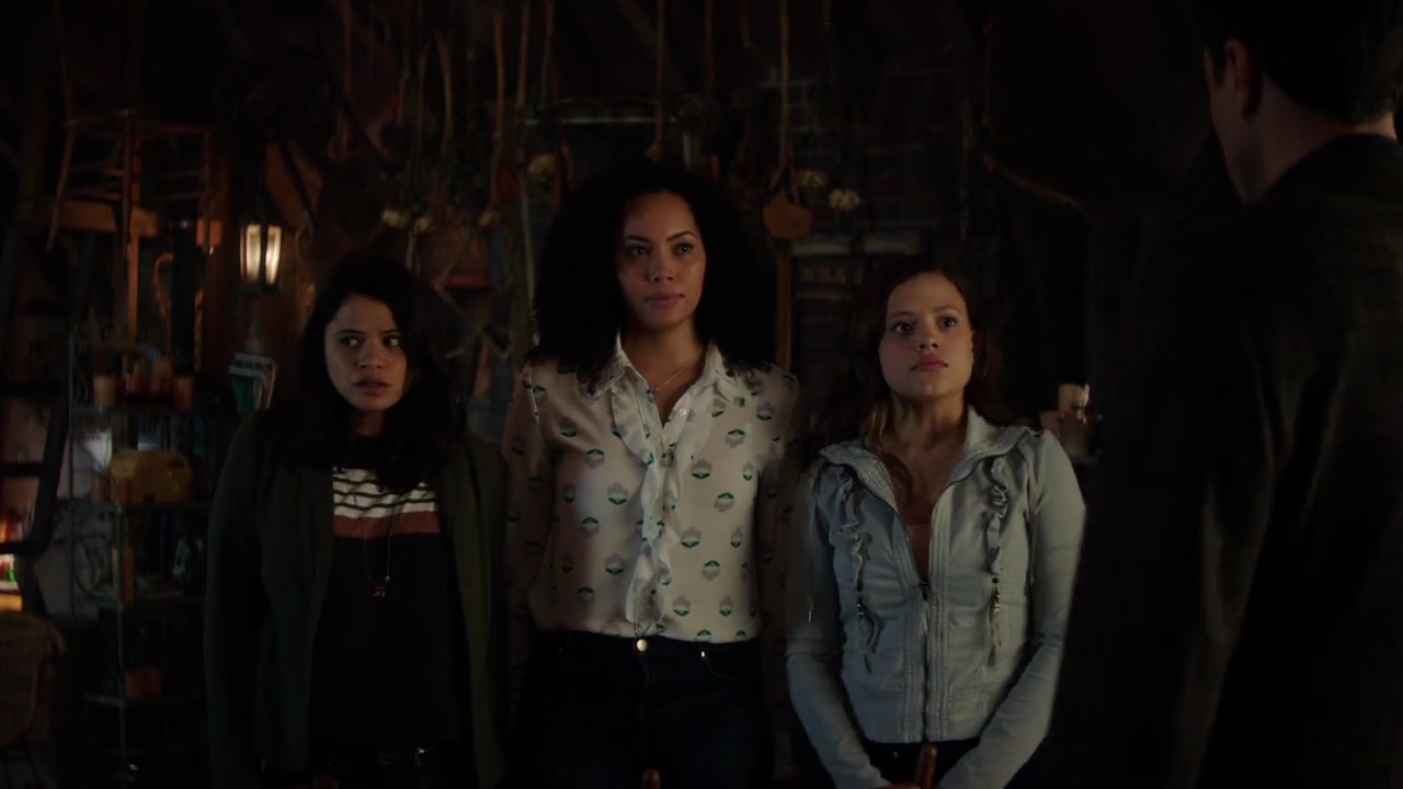 Charmed-Online-dot-nl_Charmed-1x02LetThisMotherOut00099.jpg
