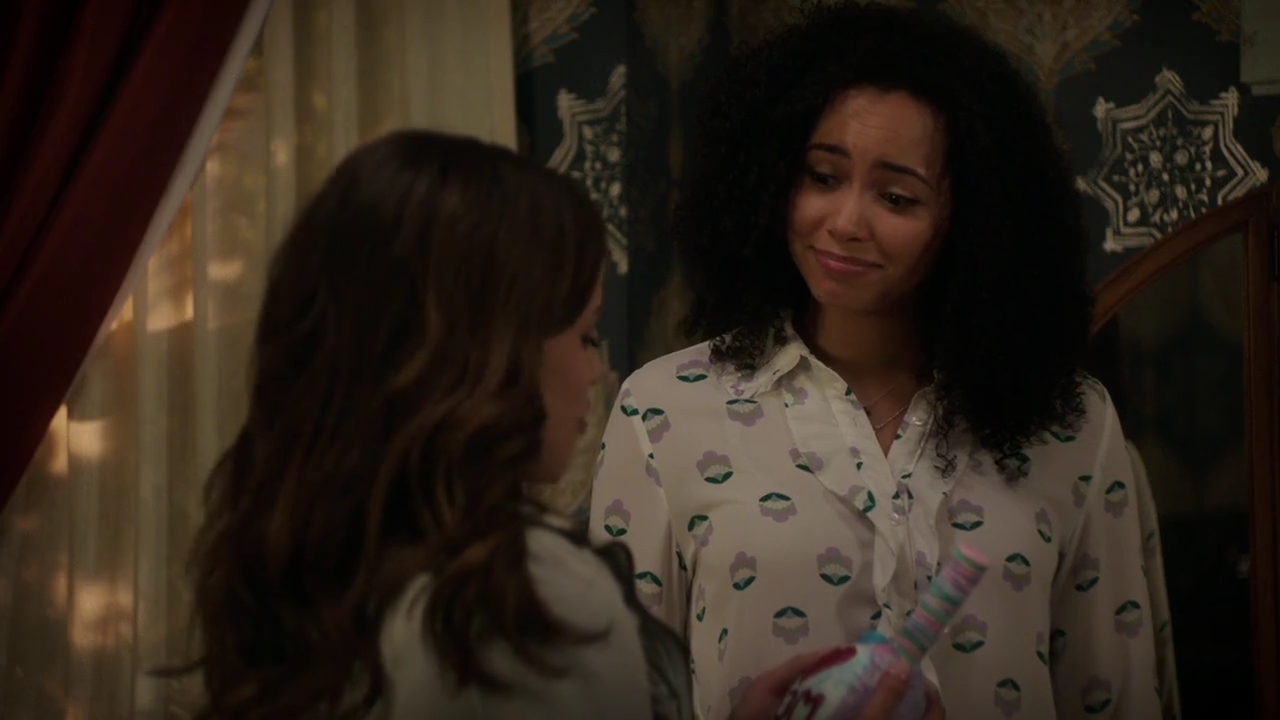 Charmed-Online-dot-nl_Charmed-1x02LetThisMotherOut00190.jpg