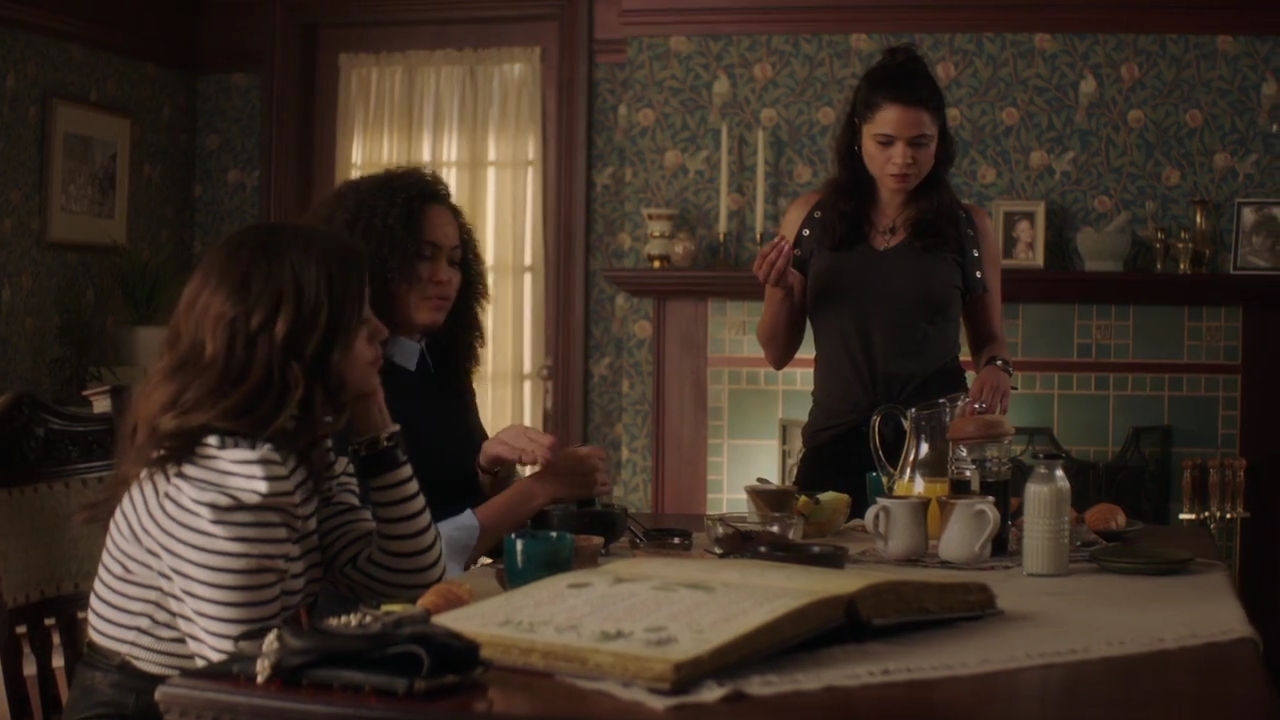 Charmed-Online-dot-nl_Charmed-1x02LetThisMotherOut00344.jpg