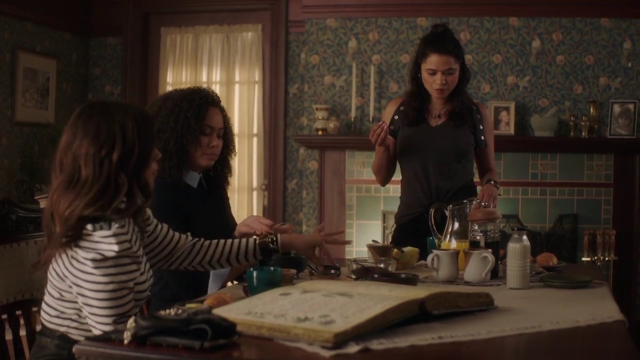 Charmed-Online-dot-nl_Charmed-1x02LetThisMotherOut00345.jpg