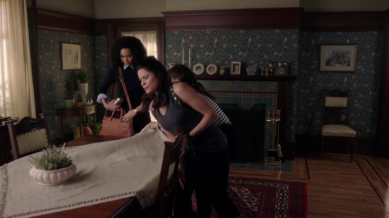 Charmed-Online-dot-nl_Charmed-1x02LetThisMotherOut00875.jpg