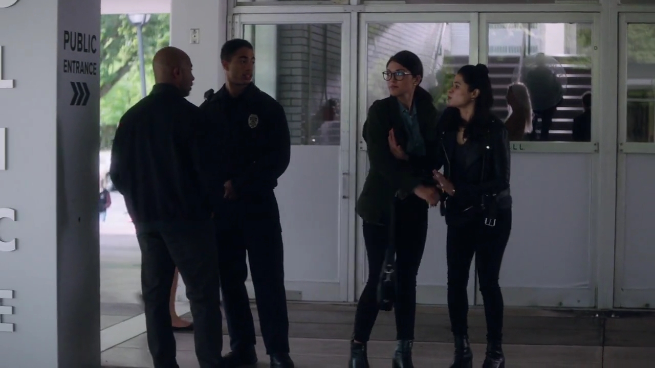 Charmed-Online-dot-nl_Charmed-1x02LetThisMotherOut01087.jpg