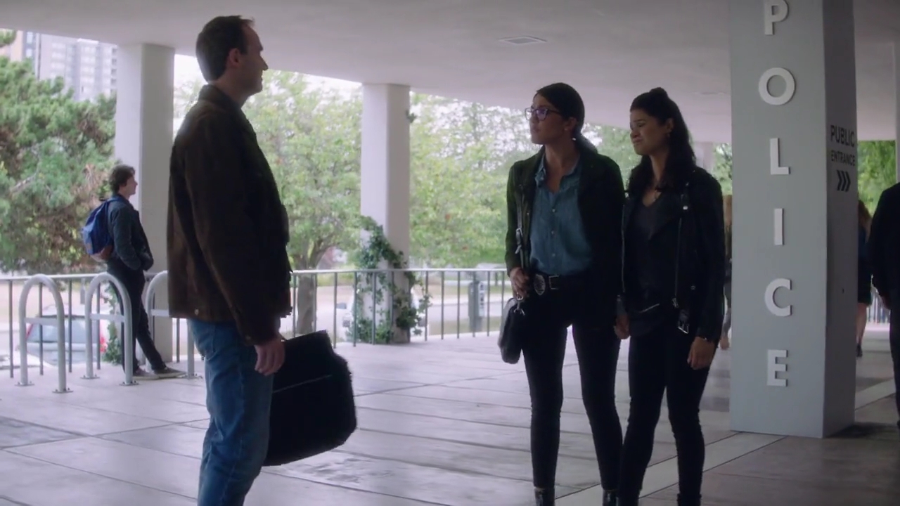 Charmed-Online-dot-nl_Charmed-1x02LetThisMotherOut01091.jpg