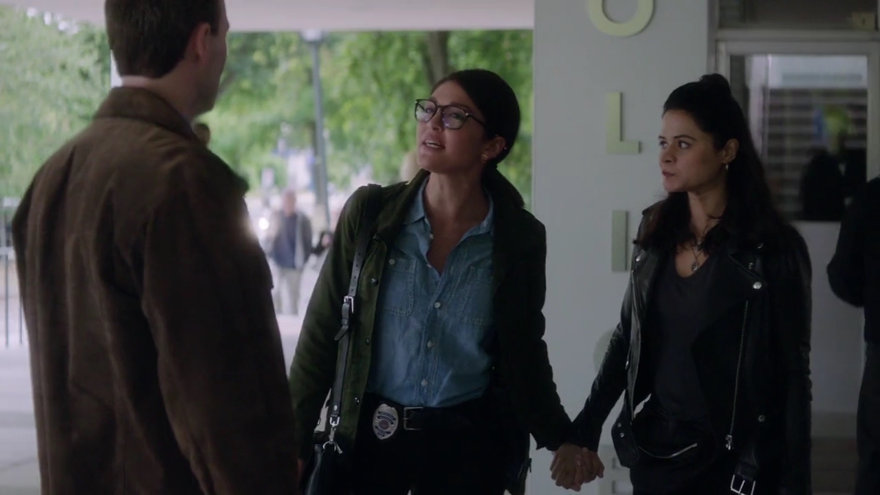Charmed-Online-dot-nl_Charmed-1x02LetThisMotherOut01093.jpg