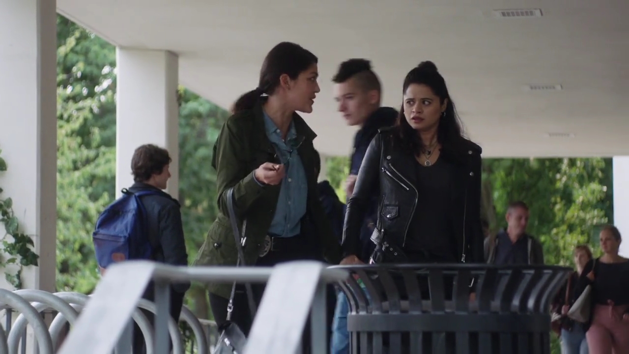 Charmed-Online-dot-nl_Charmed-1x02LetThisMotherOut01100.jpg