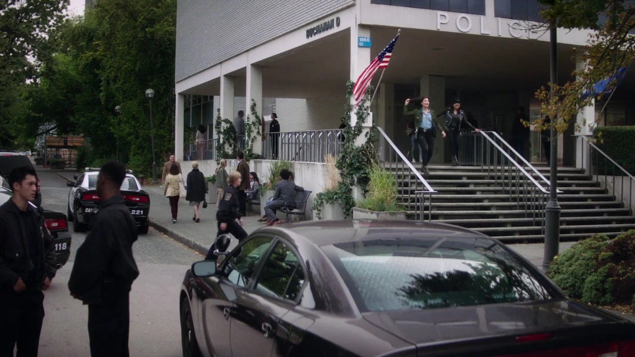 Charmed-Online-dot-nl_Charmed-1x02LetThisMotherOut01102.jpg