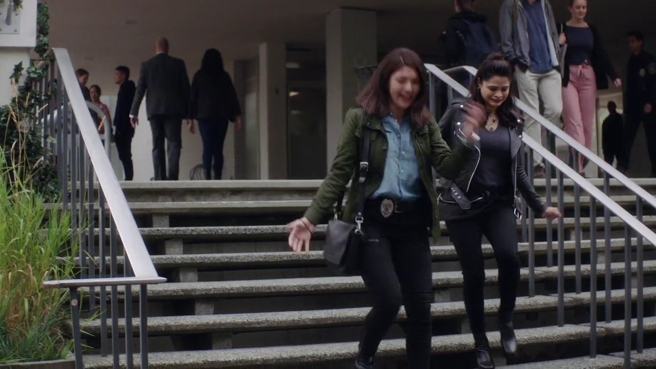 Charmed-Online-dot-nl_Charmed-1x02LetThisMotherOut01105.jpg