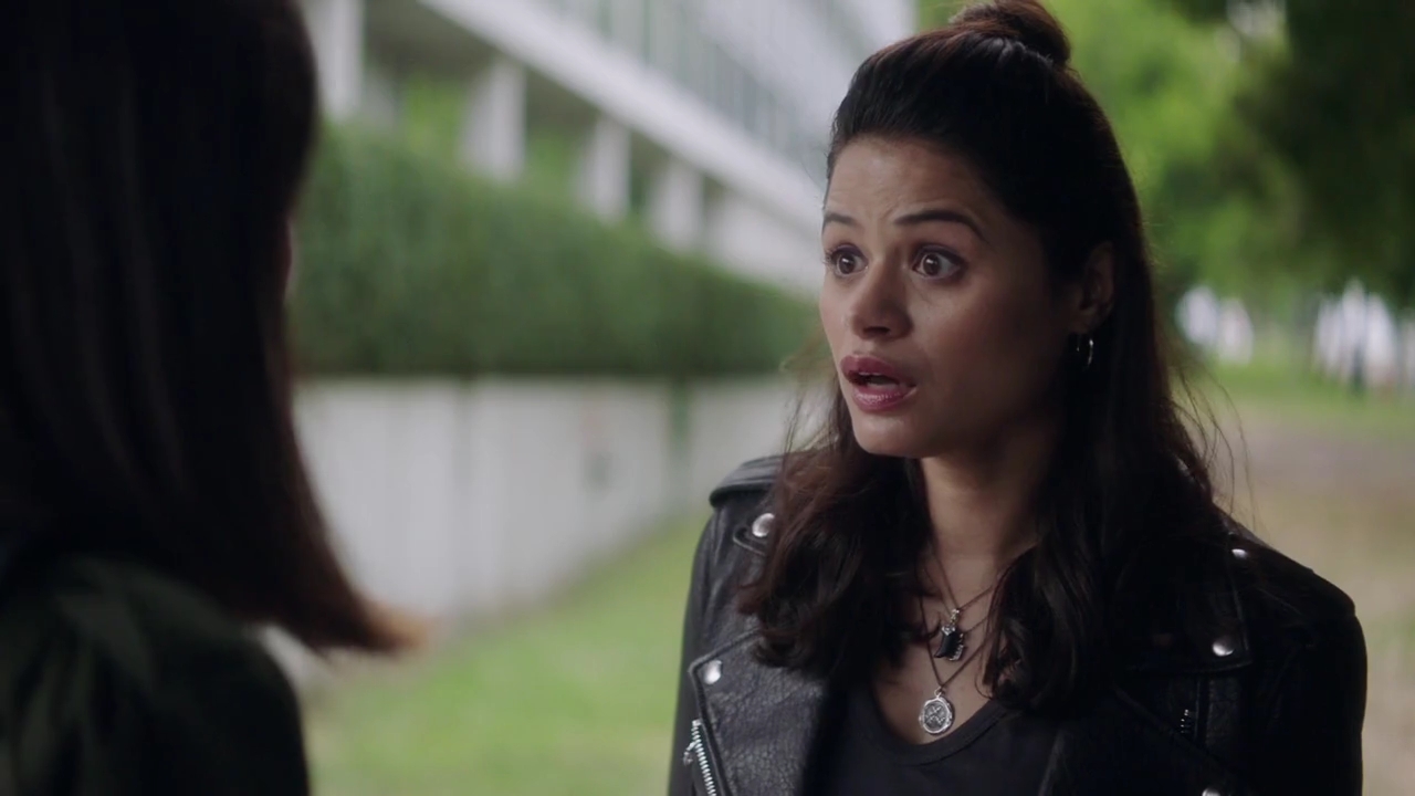 Charmed-Online-dot-nl_Charmed-1x02LetThisMotherOut01118.jpg