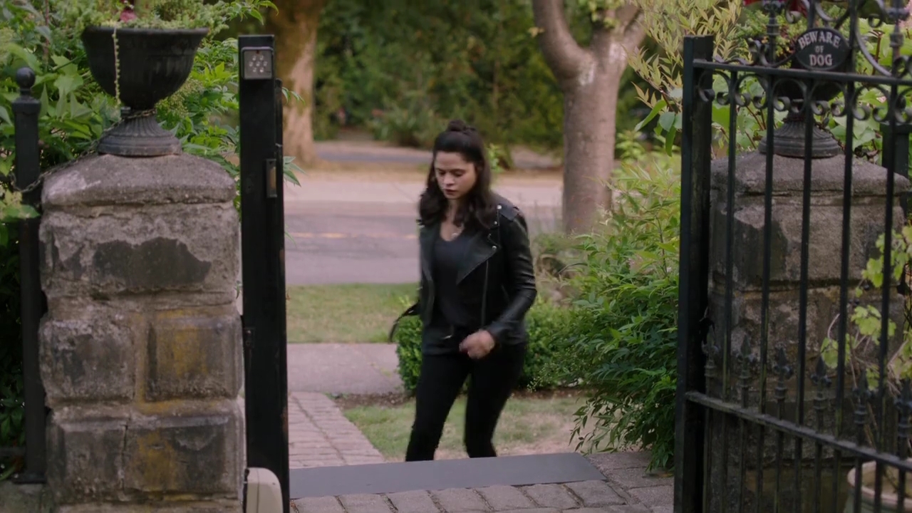 Charmed-Online-dot-nl_Charmed-1x02LetThisMotherOut01214.jpg