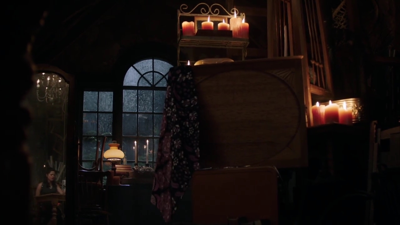 Charmed-Online-dot-nl_Charmed-1x02LetThisMotherOut01239.jpg