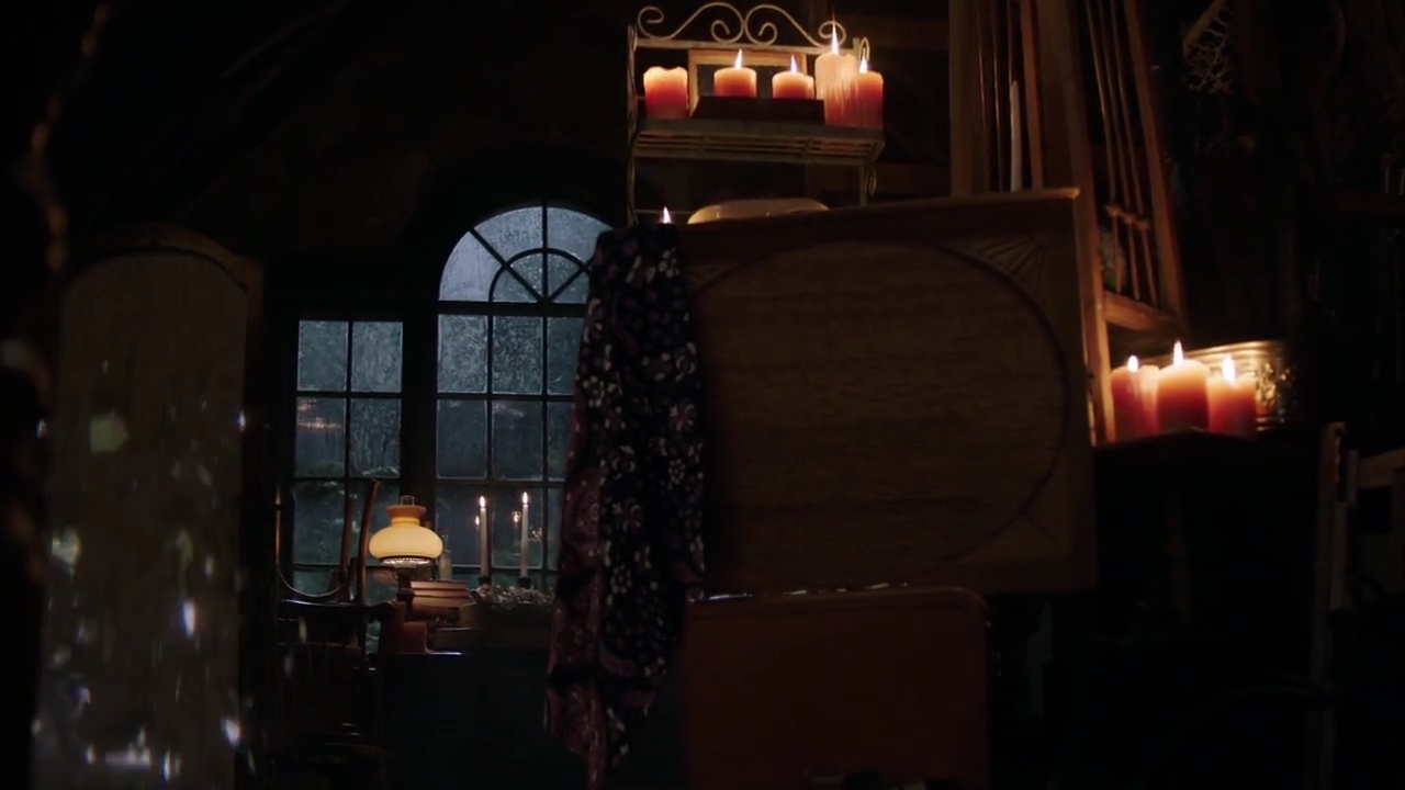 Charmed-Online-dot-nl_Charmed-1x02LetThisMotherOut01240.jpg