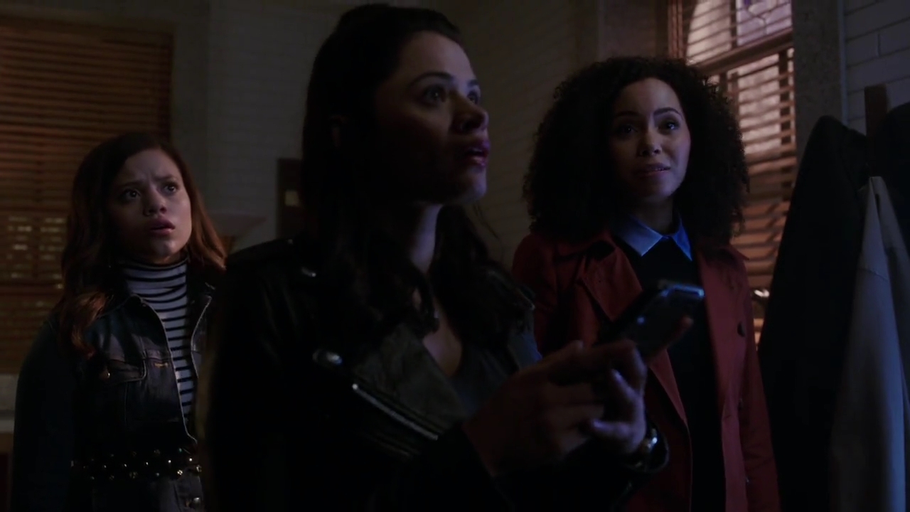 Charmed-Online-dot-nl_Charmed-1x02LetThisMotherOut01483.jpg