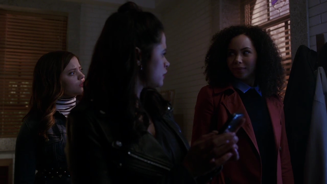 Charmed-Online-dot-nl_Charmed-1x02LetThisMotherOut01485.jpg