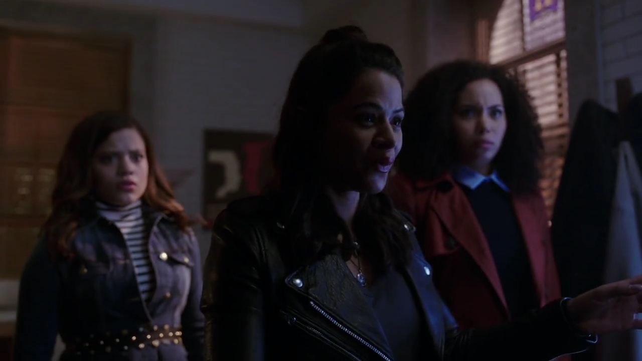 Charmed-Online-dot-nl_Charmed-1x02LetThisMotherOut01494.jpg