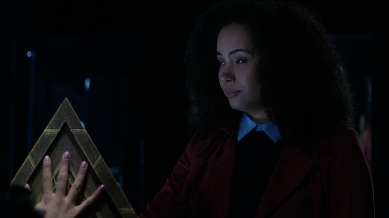Charmed-Online-dot-nl_Charmed-1x02LetThisMotherOut01599.jpg
