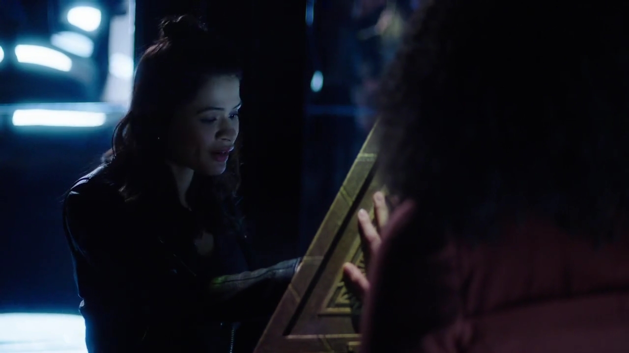 Charmed-Online-dot-nl_Charmed-1x02LetThisMotherOut01607.jpg