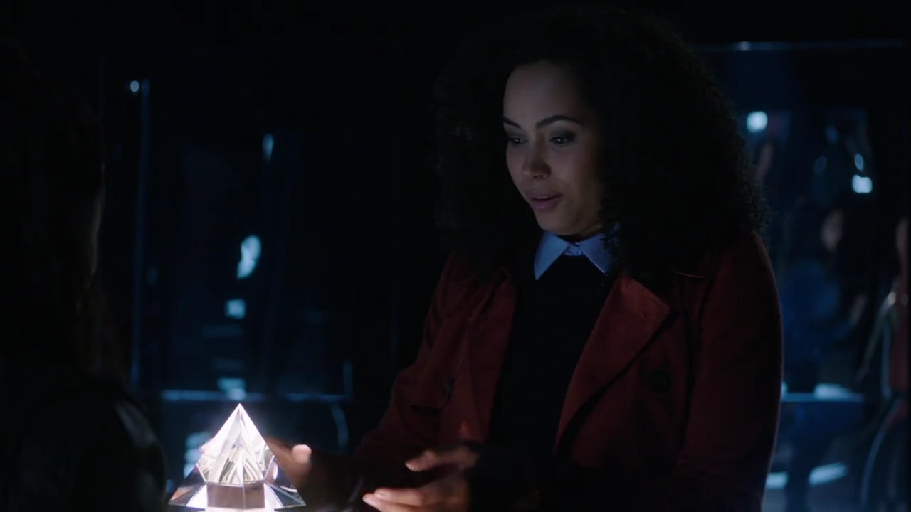 Charmed-Online-dot-nl_Charmed-1x02LetThisMotherOut01624.jpg