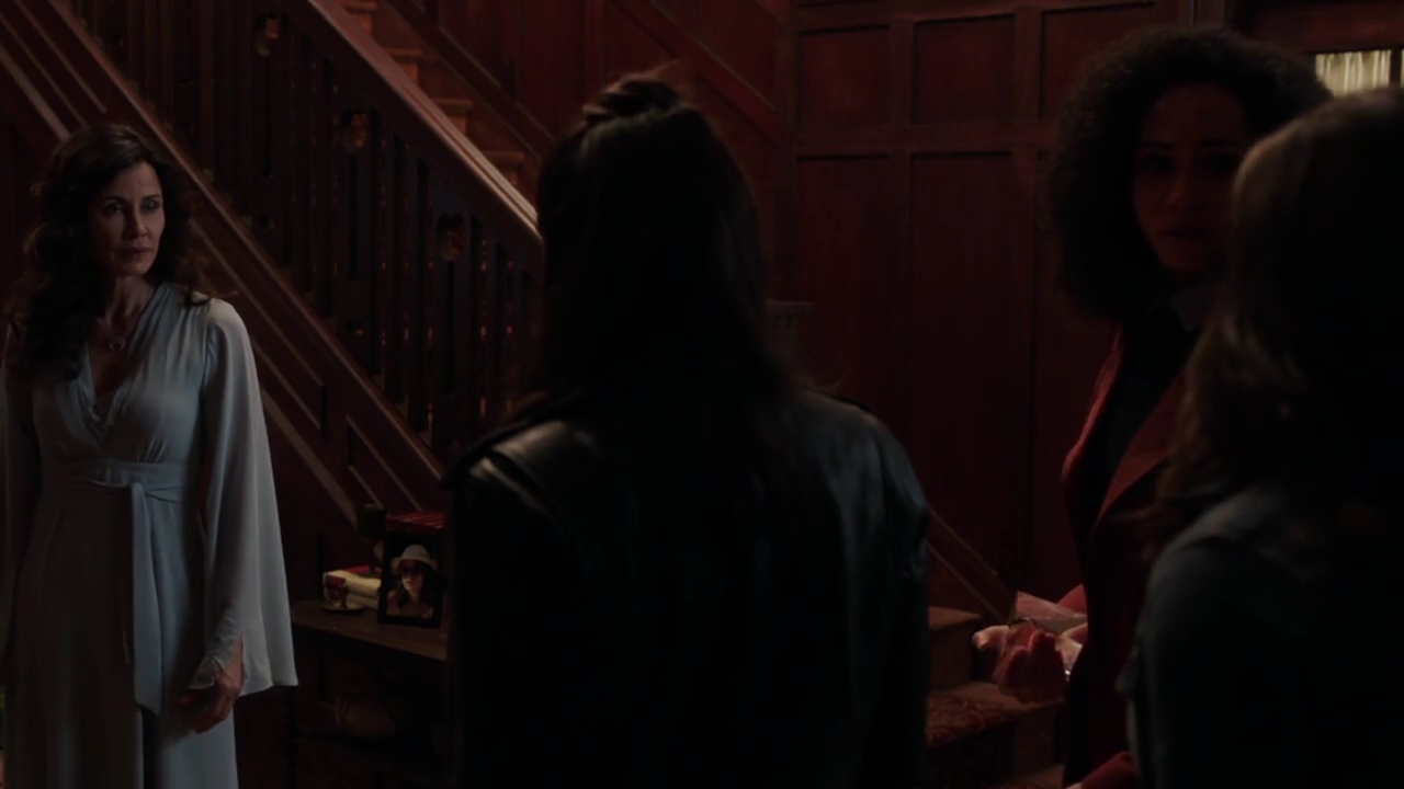 Charmed-Online-dot-nl_Charmed-1x02LetThisMotherOut01730.jpg