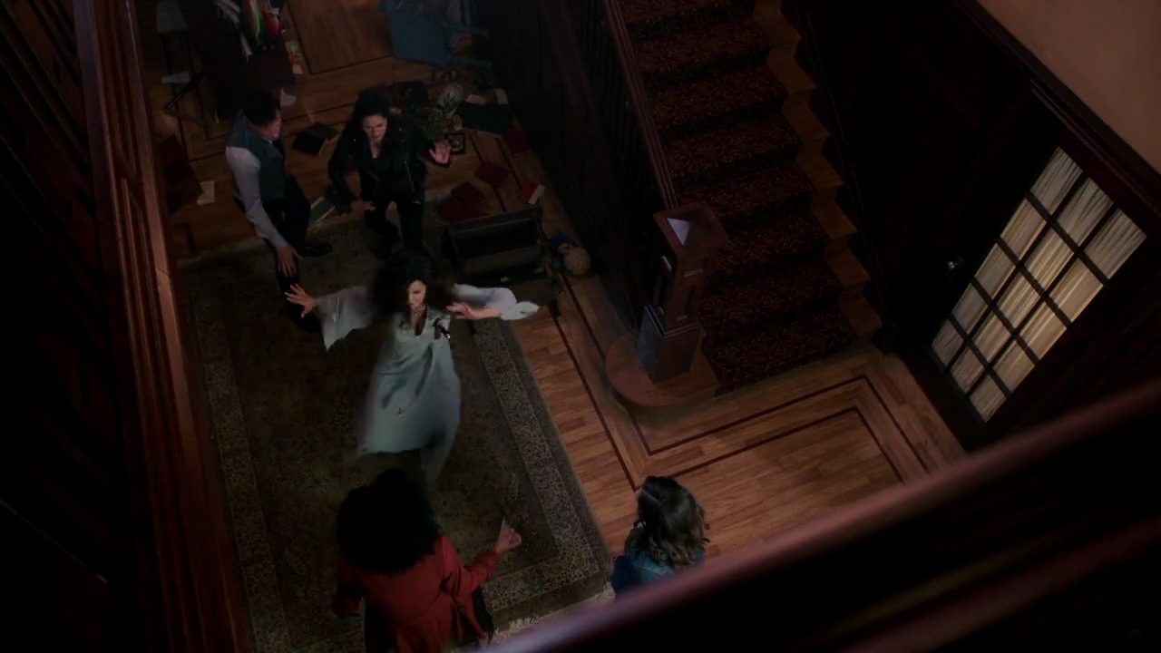 Charmed-Online-dot-nl_Charmed-1x02LetThisMotherOut01782.jpg