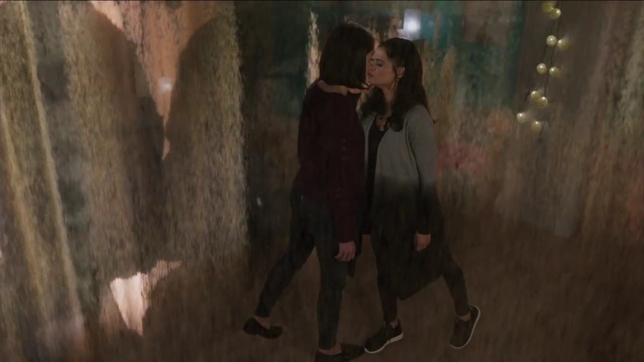 Charmed-Online-dot-nl_Charmed-1x05OtherWoman01989.jpg