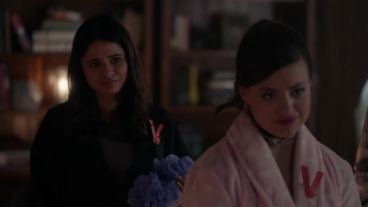 Charmed-Online-dot-nl_Charmed-1x06KappaSpirit02275.jpg